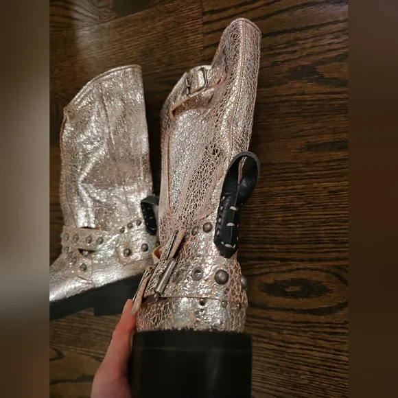Free People We The Free Janey Engineer Boot Silver Metallic Crackle 6.5 NEW